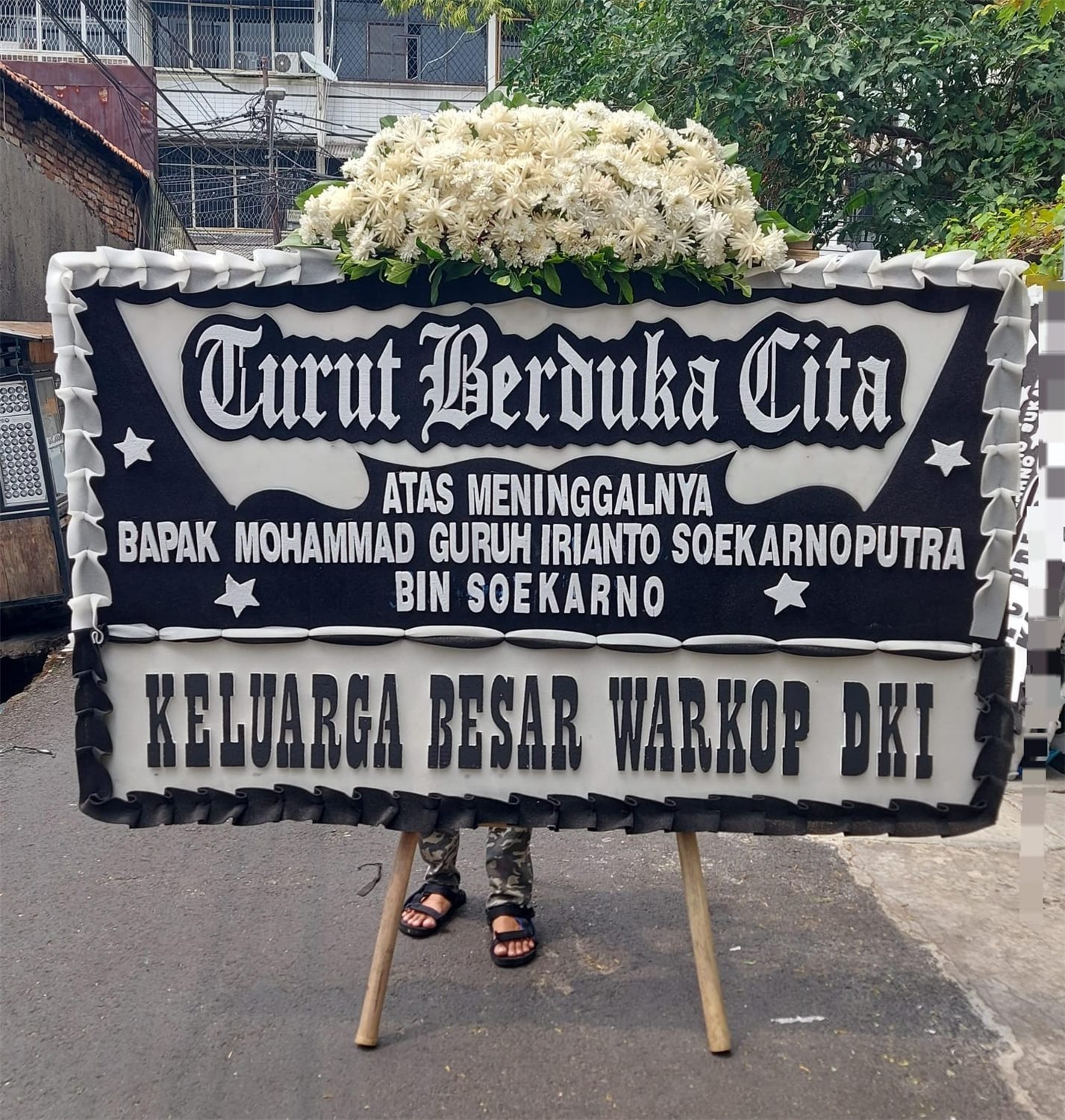 Papan bunga duka cita bernuansa hitam dan putih
