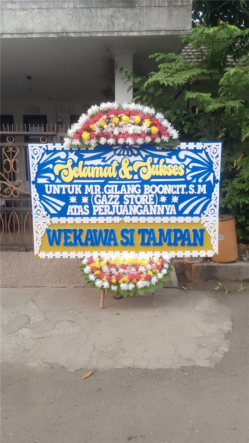 Papan bunga ucapan selamat untuk merayakan pencapaian